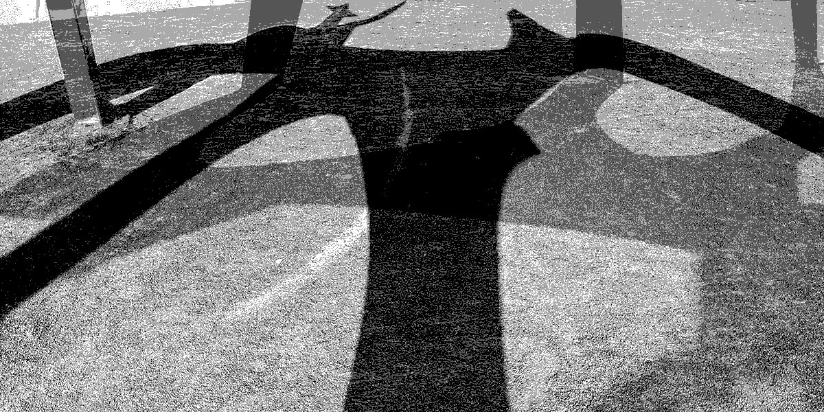 Winkelige Schattenformen von Calders roter Skulptur in Hannover, gesehen von Hans Kahlmopz für SCULP TOUR