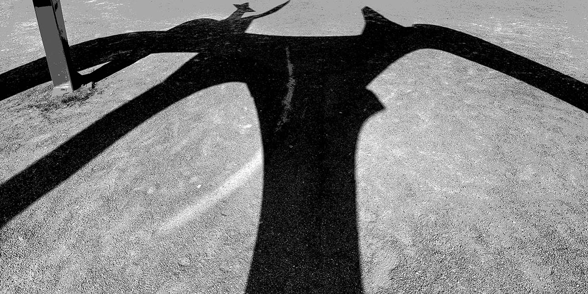 Abschließende Schattenkomposition von Calders Skulptur mit starkem grafischem Kontrast, gesehen von Hans Kahlmopz für SCULP TOUR